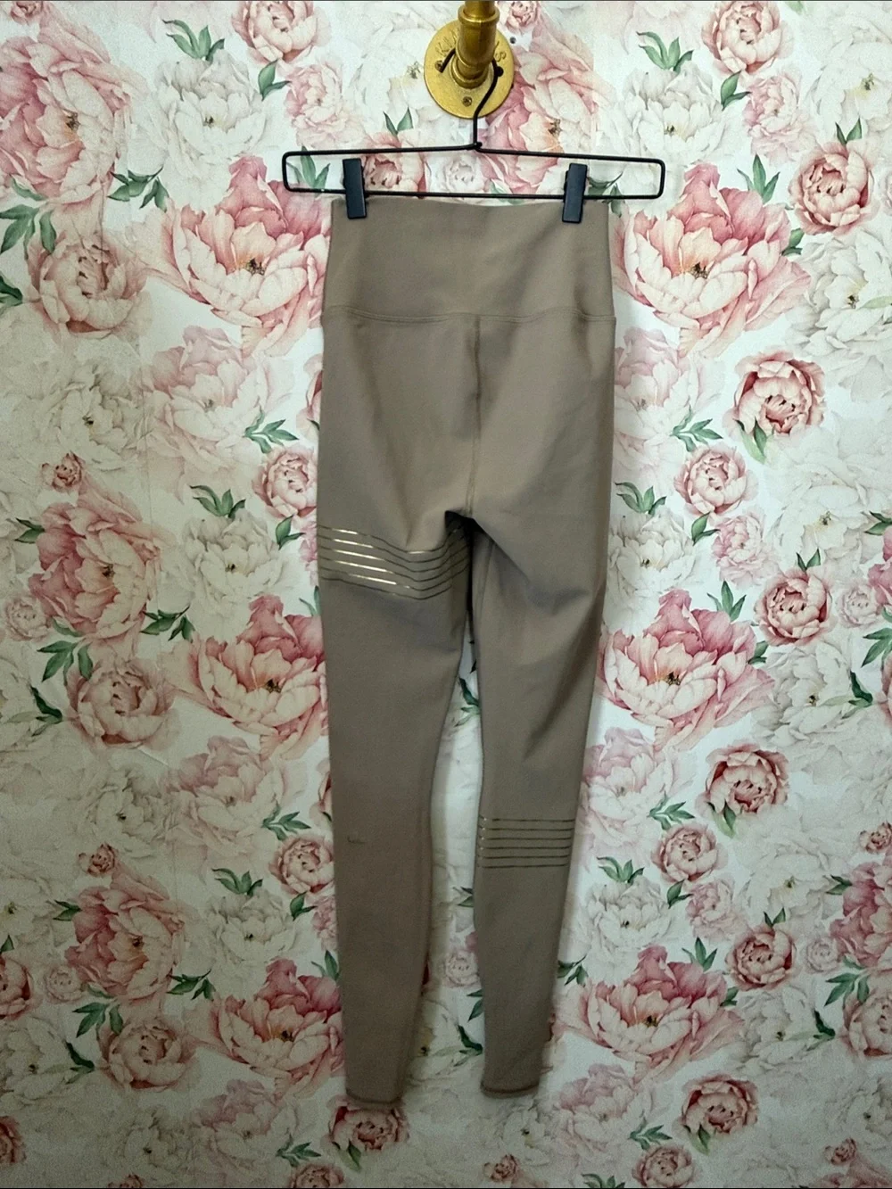 Alo Yoga Vapor Legging Taupe Gravel GOLD SYMBOL Stripe High Waist size XXS 28”